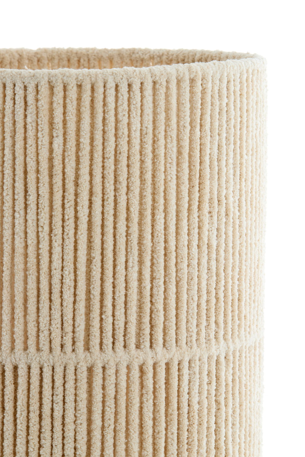 Nahaufnahme eines strukturierten, cremefarbenen Lampenschirms mit vertikalen Rillen.