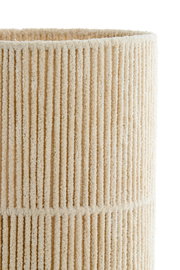 Nahaufnahme eines strukturierten, cremefarbenen Lampenschirms mit vertikalen Rillen.