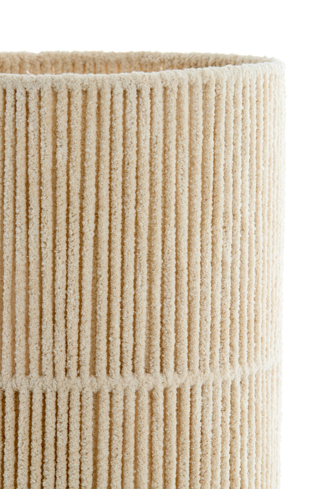 Nahaufnahme eines strukturierten, cremefarbenen Lampenschirms mit vertikalen Rillen.