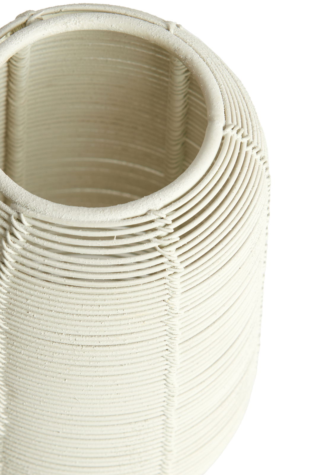 Nahaufnahme eines weißen, strukturierten Teelichthalters mit gerilltem Design, von oben betrachtet.