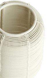 Nahaufnahme eines weißen, strukturierten Teelichthalters mit gerilltem Design, von oben betrachtet.