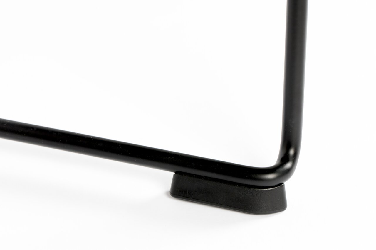 Nahaufnahme eines schwarzen Stuhlbeins mit abgerundeter Ecke und Kunststofffuß auf weißem Hintergrund