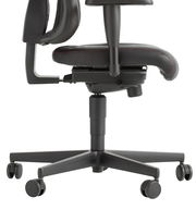 Seitenansicht eines Gaming-Stuhls mit schwarzem Lederbezug und roten Nähten, verstellbarer Armlehne und stabiler Basis mit Rollen.