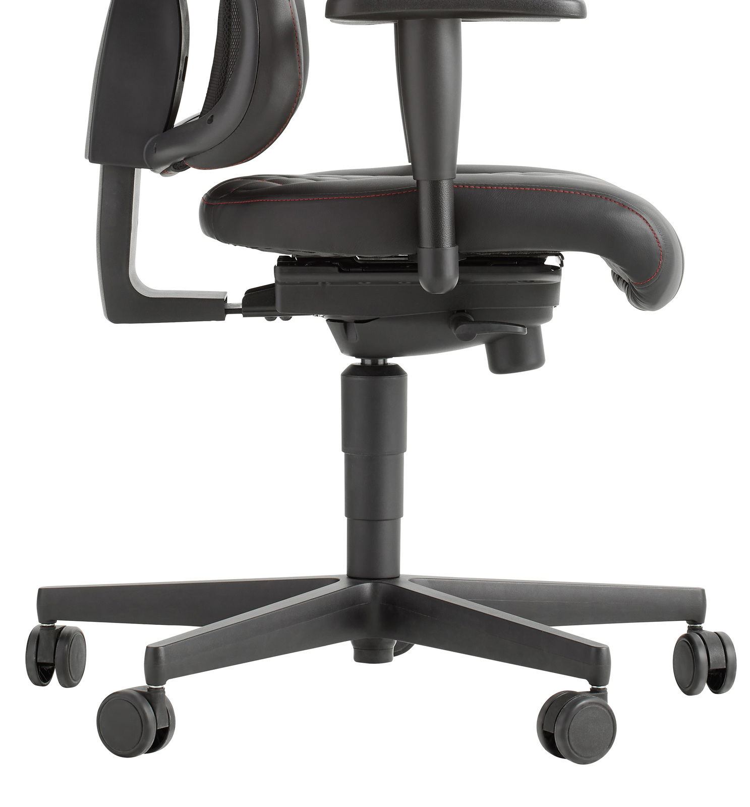 Seitenansicht eines Gaming-Stuhls mit schwarzem Lederbezug und roten Nähten, verstellbarer Armlehne und stabiler Basis mit Rollen.