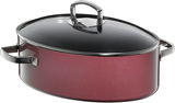 Ovaler Bräter in Rose mit glänzendem Deckel und Griffen, seitliche Perspektive