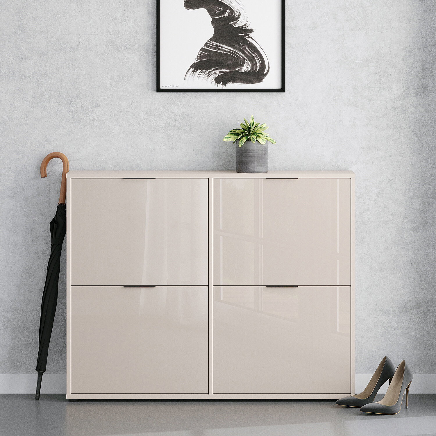 Beiges, hochglänzendes Schuhschrank-/Sideboard mit vier Klapptüren in Frontansicht, vor grauer Wand; oben steht ein kleiner Blumentopf, daneben ein Regenschirm und rechts ein Paar Pumps.