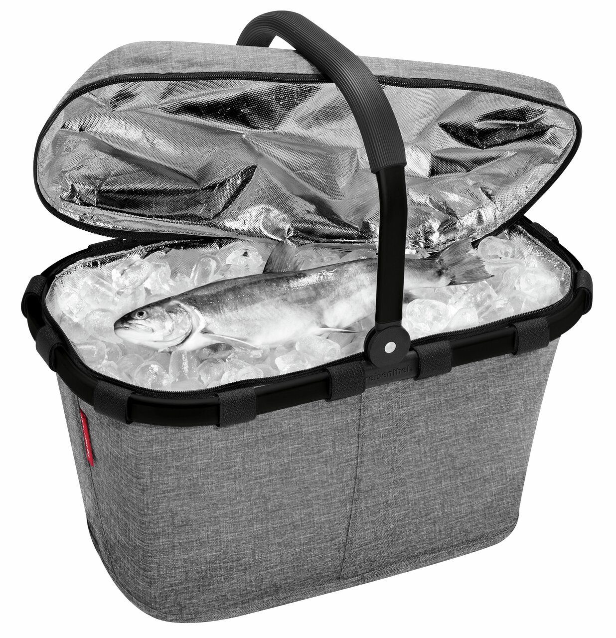 Grauer Isolierkorb mit offenem Deckel, gefüllt mit Eis und einem Fisch, aus seitlicher Perspektive.