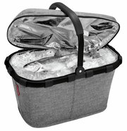 Grauer Isolierkorb mit offenem Deckel, gefüllt mit Eis und einem Fisch, aus seitlicher Perspektive.