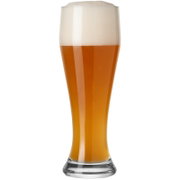 Hohes Weizenglas mit bernsteinfarbenem Bier und dichter weißer Schaumkrone, freigestellt auf weißem Hintergrund, Frontansicht