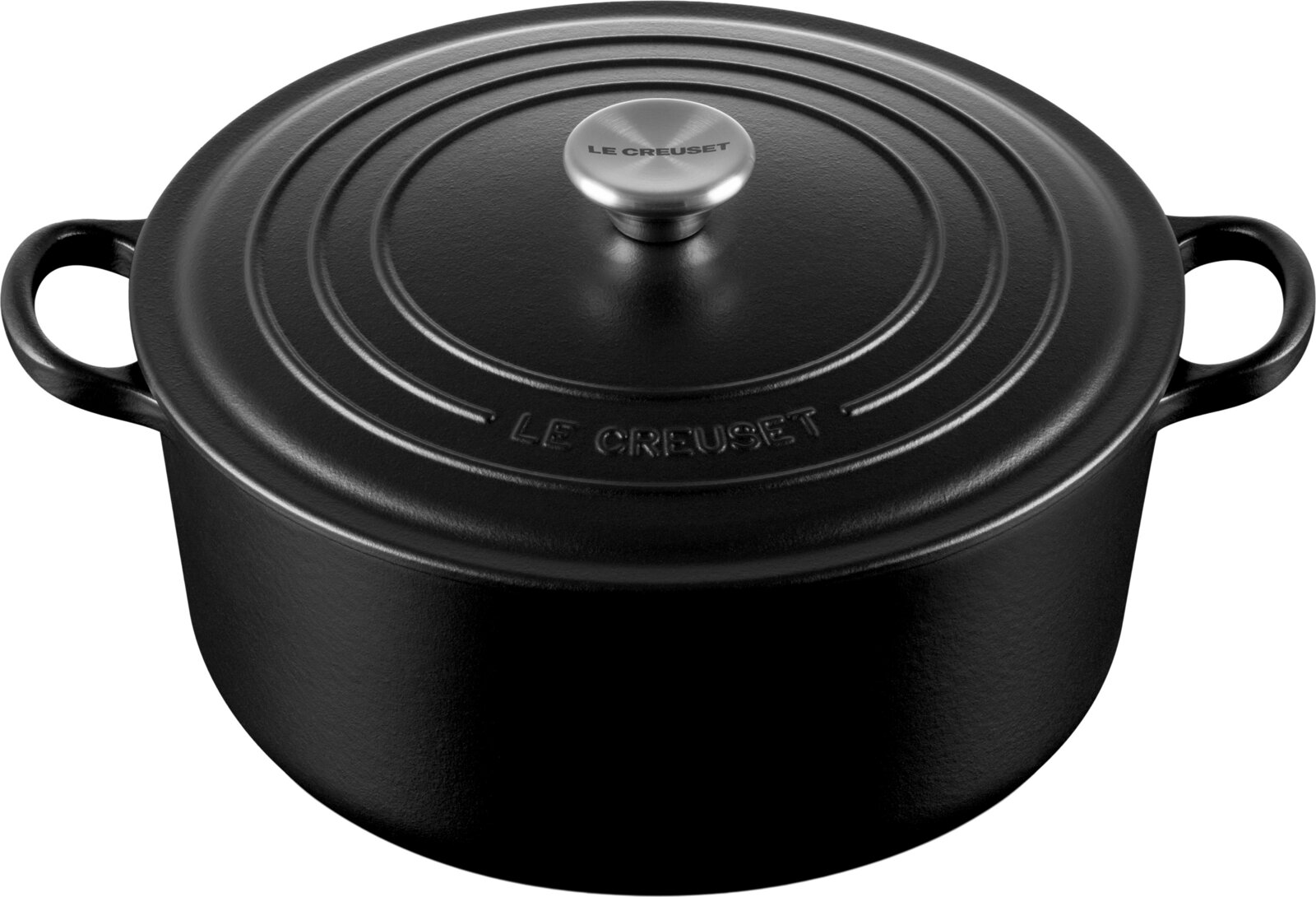 Zwarte ronde Le Creuset braadpan met deksel, twee handgrepen en zilverkleurige knop, schuin van voren en bovenaf gezien