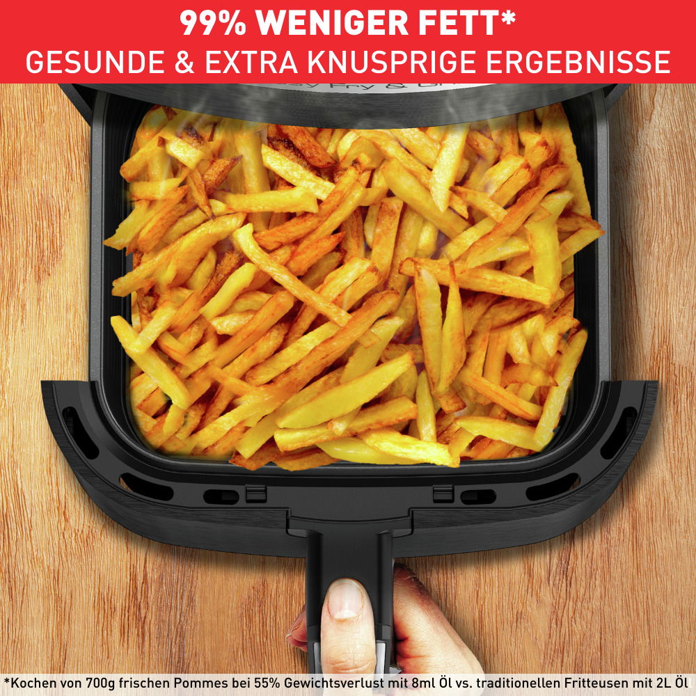 Ansicht von oben auf eine Heißluftfritteuse mit knusprigen Pommes Frites, die 99% weniger Fett enthalten.