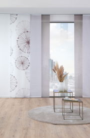 Fertigvorhang Clio mit modernem Muster in einem hellen Raum, Blick aus dem Fenster auf die Stadt.