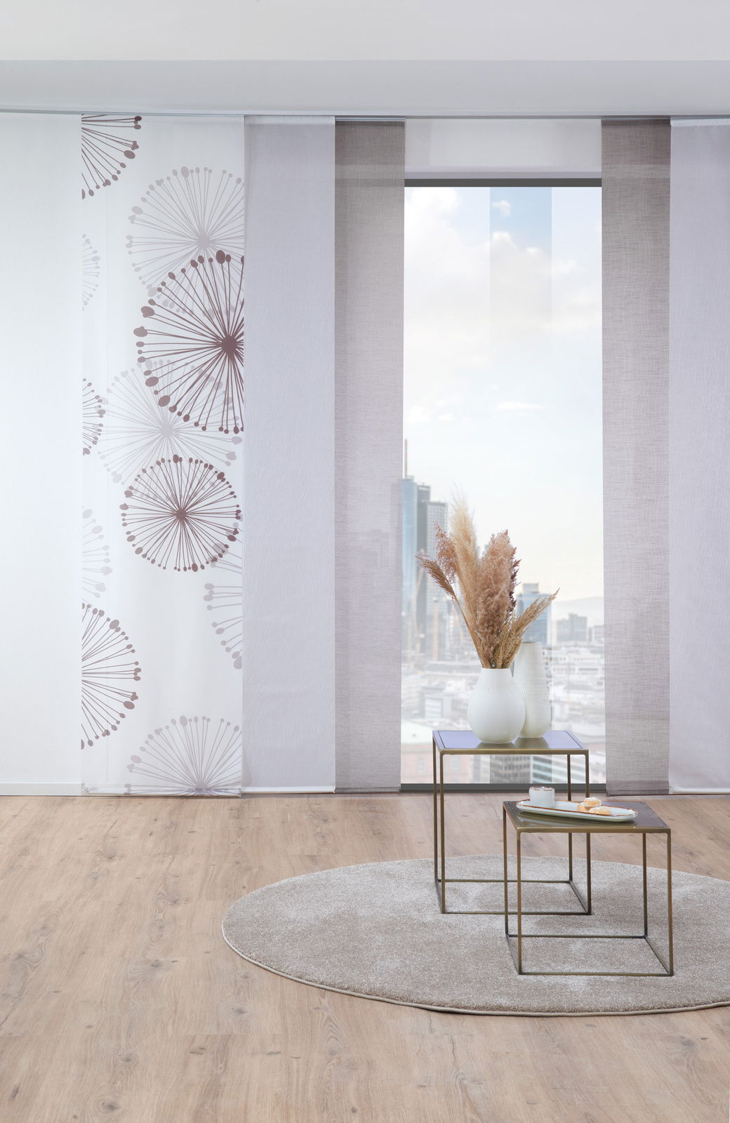 Fertigvorhang Clio mit modernem Muster in einem hellen Raum, Blick aus dem Fenster auf die Stadt.