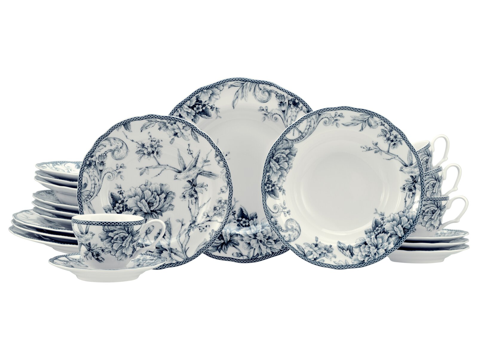 Blau-weißes Porzellan-Geschirrset mit floralen Motiven und Vogel-Dekor, bestehend aus Tellern, Schalen und Tassen mit Untertassen, frontal in leichter Seitenperspektive auf weißem Hintergrund präsentiert