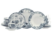 Blau-weißes Porzellan-Geschirrset mit floralen Motiven und Vogel-Dekor, bestehend aus Tellern, Schalen und Tassen mit Untertassen, frontal in leichter Seitenperspektive auf weißem Hintergrund präsentiert