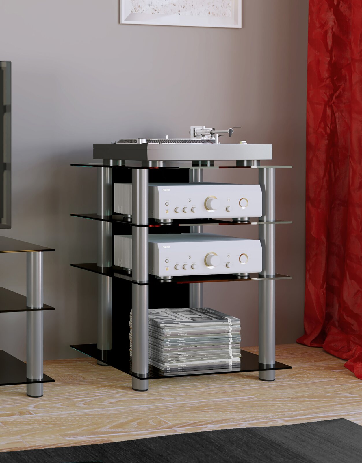 Schwarzes HiFi-Rack mit Glasböden und silbernen Metallstützen, bestückt mit Plattenspieler und zwei silbernen HiFi-Komponenten sowie Magazin-Stapel unten, in seitlicher Perspektive im Wohnzimmer.
