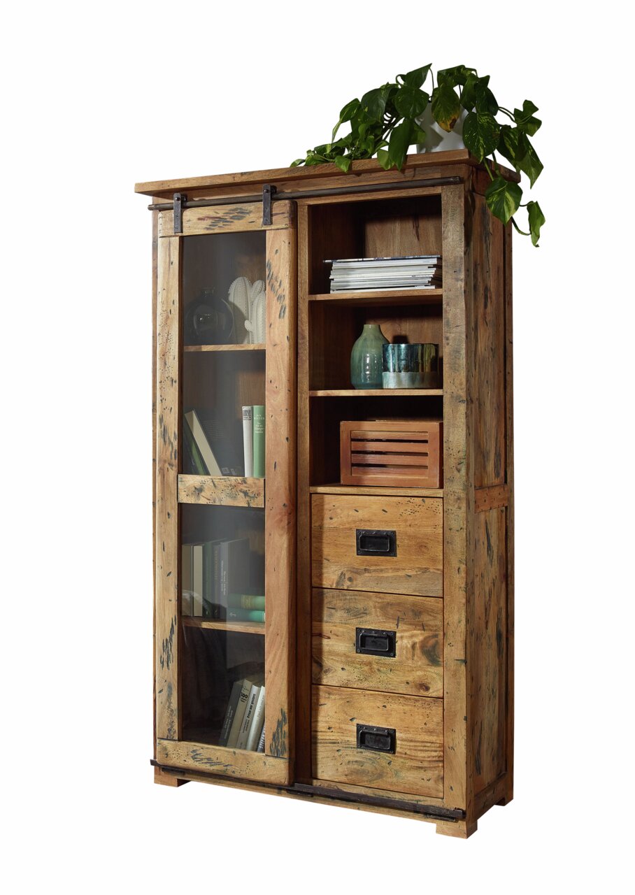 Z2 Vitrine I SALEM Rustikale Vitrine aus Holz mit Schiebetür und Regalen, gefüllt mit Büchern und Dekorationen, seitliche Perspektive