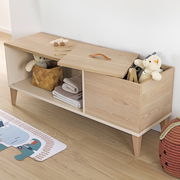 Holz-Lowboard mit offenen Fächern und Spielzeug, seitliche Perspektive