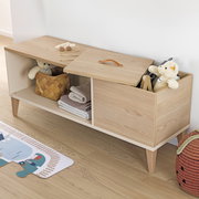 Holz-Lowboard mit offenen Fächern und Spielzeug, seitliche Perspektive