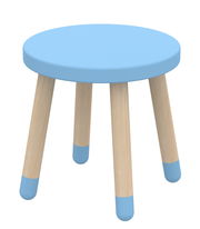 Blauer Hocker mit runder Sitzfläche und vier Holzbeinen, die blaue Enden haben. Perspektive von schräg oben.