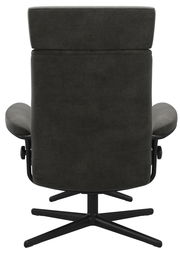 Rückansicht eines Einzelsessels mit Kopfstütze in dunklem Stoffbezug, auf einem schwarzen Drehfuß.