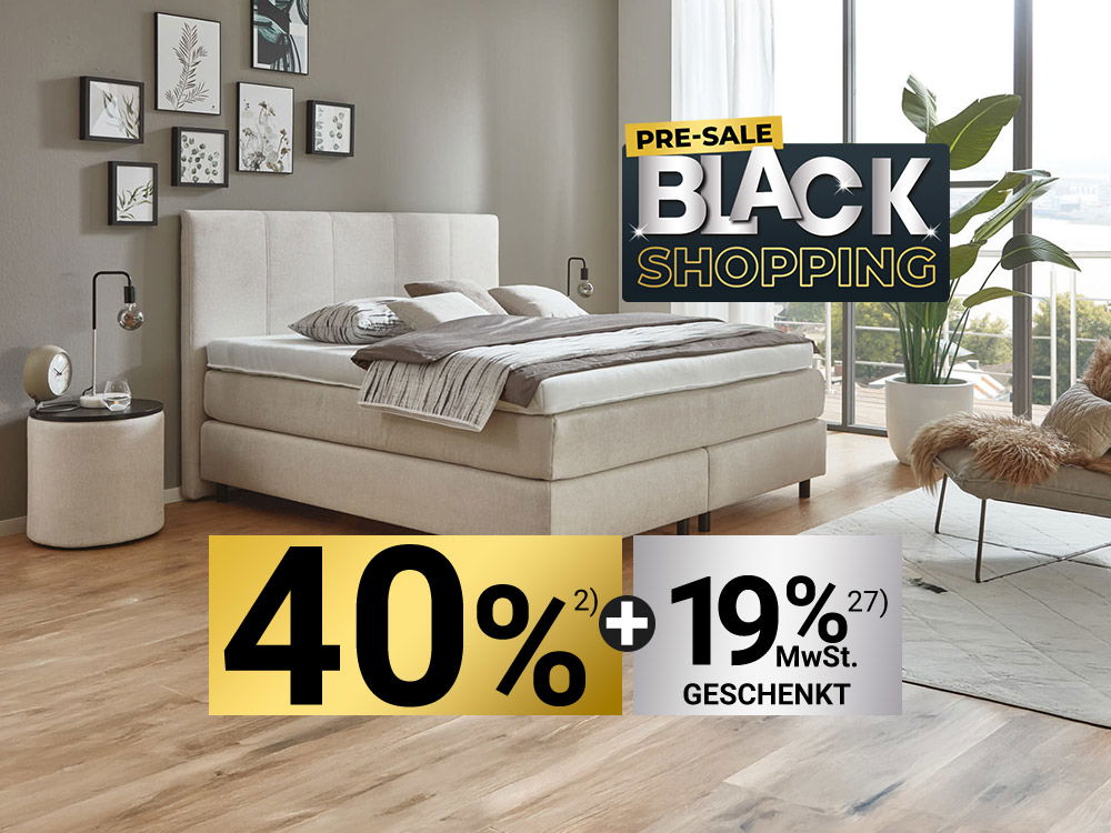 Modern eingerichtetes Schlafzimmer mit Boxspringbett, Holzboden, Wandbildern und großem Fenster, Pre-Sale Black Shopping