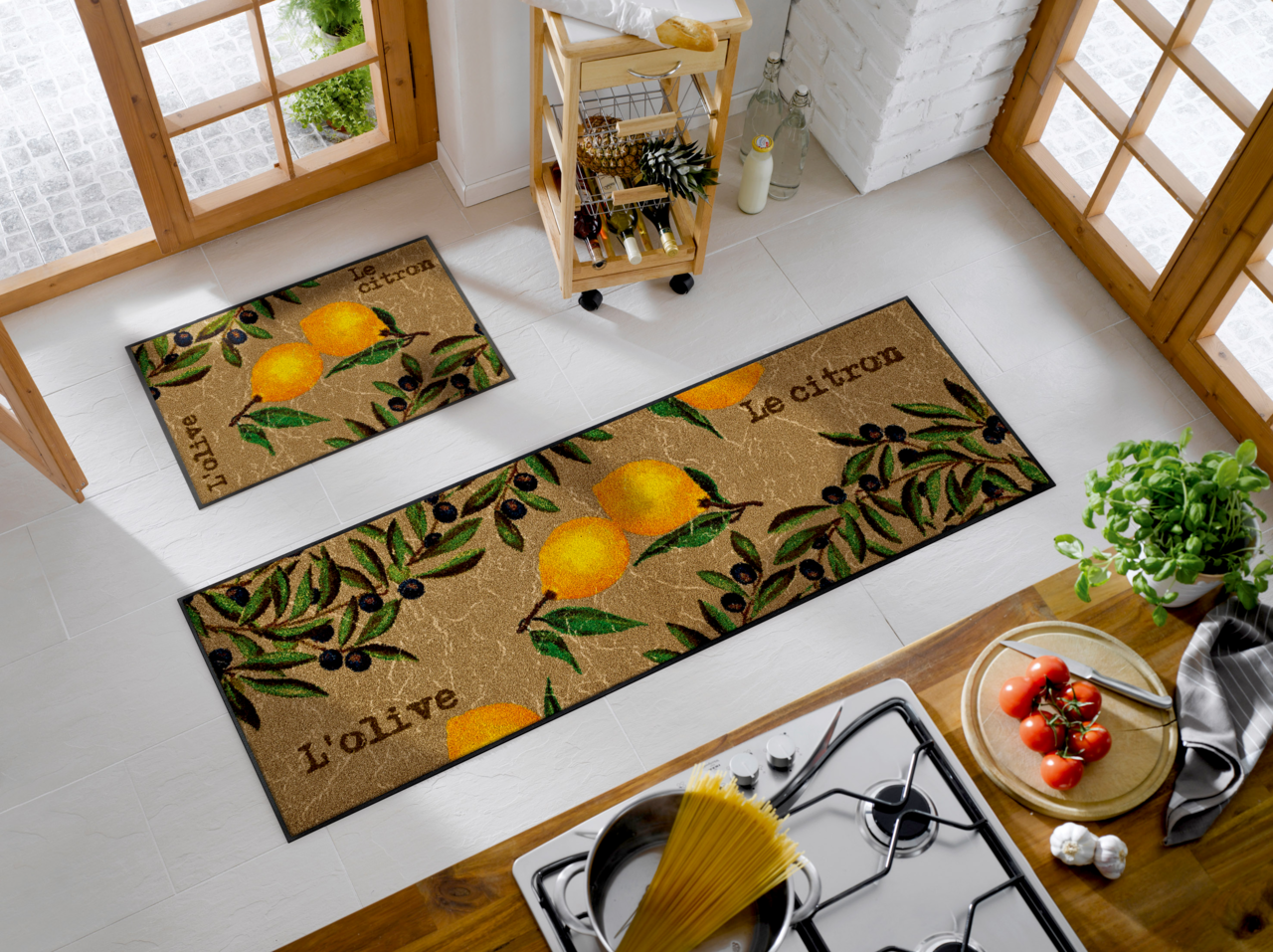 Zurbrüggen Fußmatte LE CITRON Fußmatte mit Zitronen- und Olivenmotiv in einer Küche, von oben betrachtet.