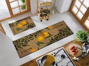 Fußmatte mit Zitronen- und Olivenmotiv in einer Küche, von oben betrachtet.