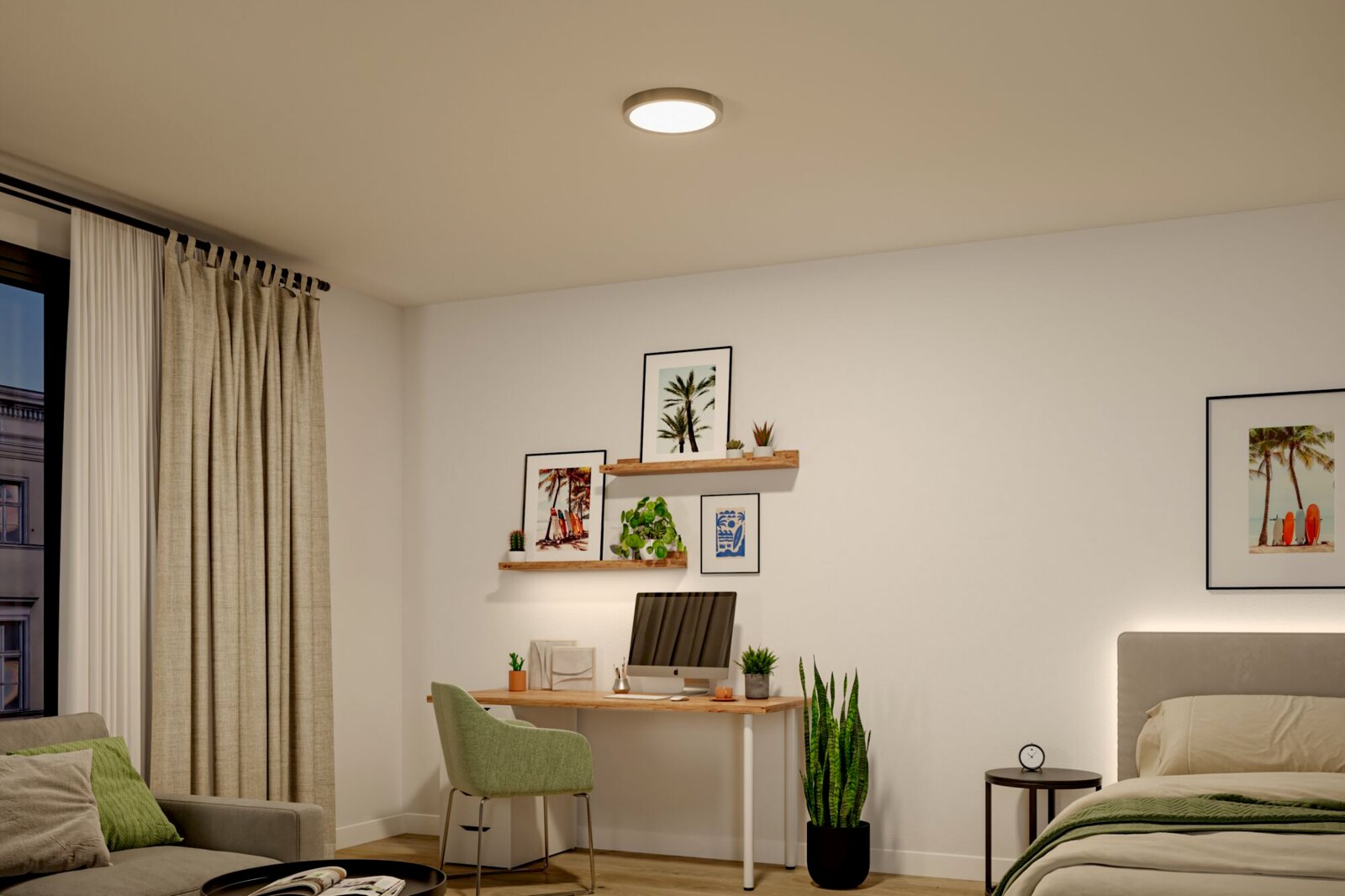 Runde, flache LED-Deckenleuchte in Weiß mit schmalem Rahmen, an der Zimmerdecke montiert, gezeigt in schräger Untersicht in einem modern eingerichteten Schlafzimmer/Homeoffice.