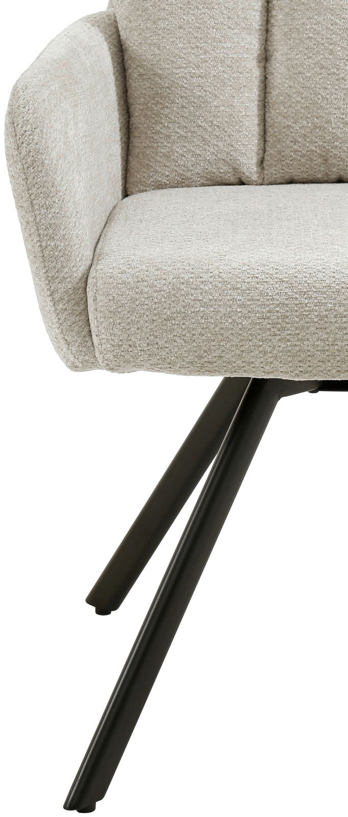 Nahaufnahme eines beigen Armlehnstuhls mit schwarzem Metallgestell, seitliche Perspektive