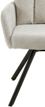 Nahaufnahme eines beigen Armlehnstuhls mit schwarzem Metallgestell, seitliche Perspektive