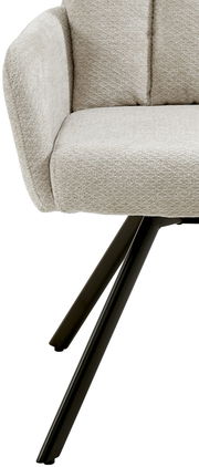 Nahaufnahme eines beigen Armlehnstuhls mit schwarzem Metallgestell, seitliche Perspektive