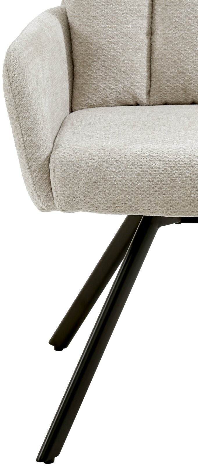 Close-up van een beige fauteuil met een zwart metalen frame, gezien vanaf de zijkant