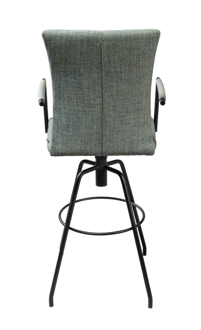 Achterkant van een barkruk met gestoffeerde rugleuning en armleuningen, een zwart metalen frame en een voetsteun.