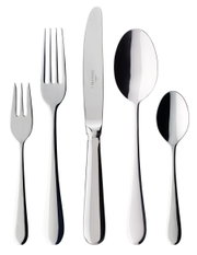 Set aus poliertem Edelstahlbesteck, bestehend aus Gabel, Messer, Löffel, Kuchengabel und Teelöffel, frontal angeordnet.