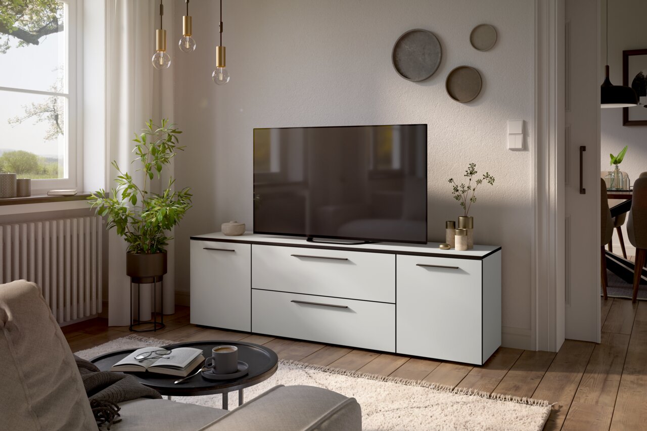 Modernes TV-Lowboard in einem stilvollen Wohnzimmer, seitliche Perspektive