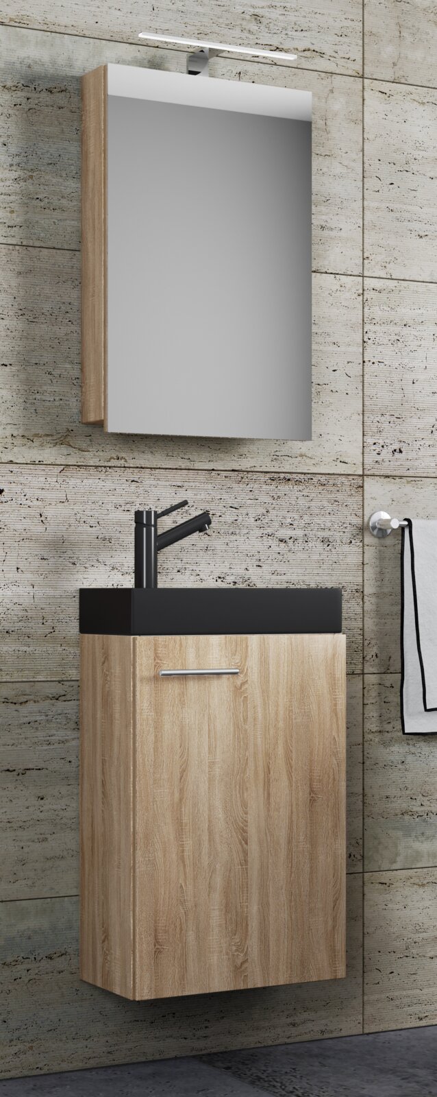 VCM 3-tlg. Gäste-Waschplatz SLITO Modernes Badezimmer-Waschtisch-Set mit wandhängendem Unterschrank in heller Holzoptik, schwarzem Aufsatzwaschbecken, schwarzer Armatur sowie Spiegelschrank mit LED-Aufsatzleuchte; Ansicht leicht schräg von vorn.
