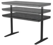 Höhenverstellbarer E-Schreibtisch in seitlicher Perspektive mit schwarzer Tischplatte und schwarzem Gestell.