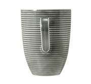 Grauer Kaffeebecher mit Henkel, seitliche Perspektive, mit horizontalen Streifen.