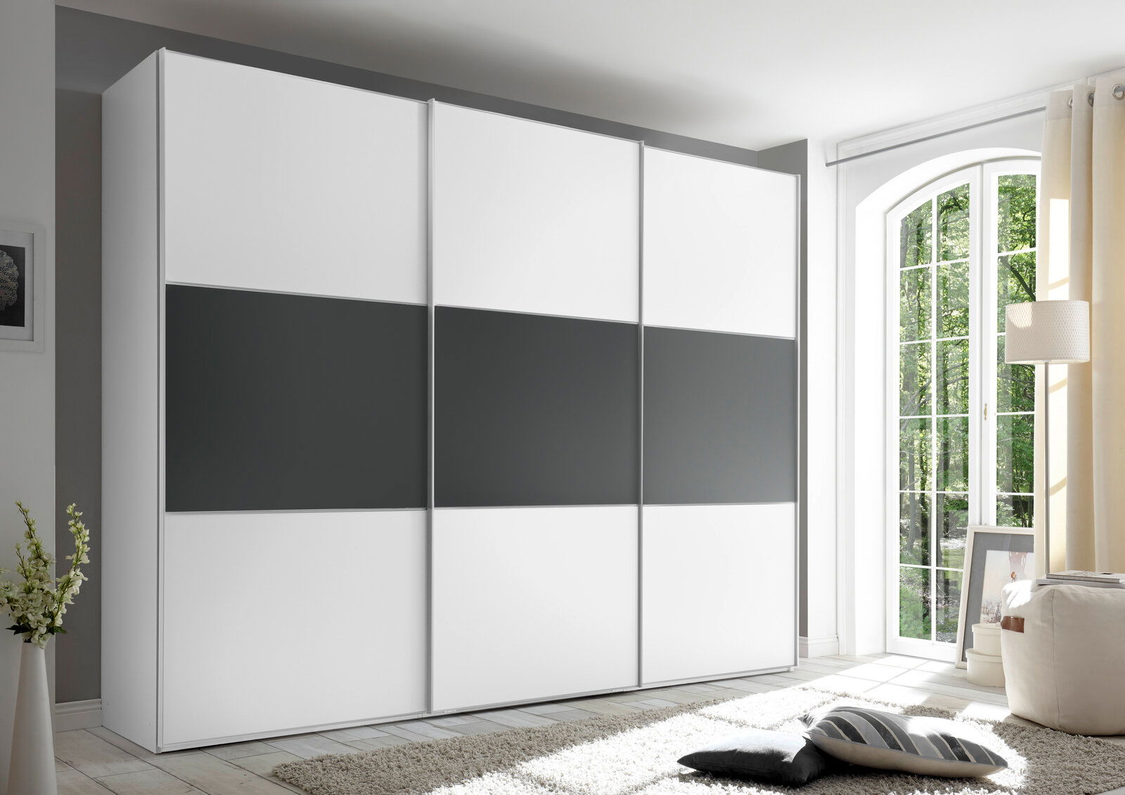Moderano Schwebetürenschrank Serie PRIMO in modernem Design mit weißen und grauen Paneelen, seitliche Perspektive.