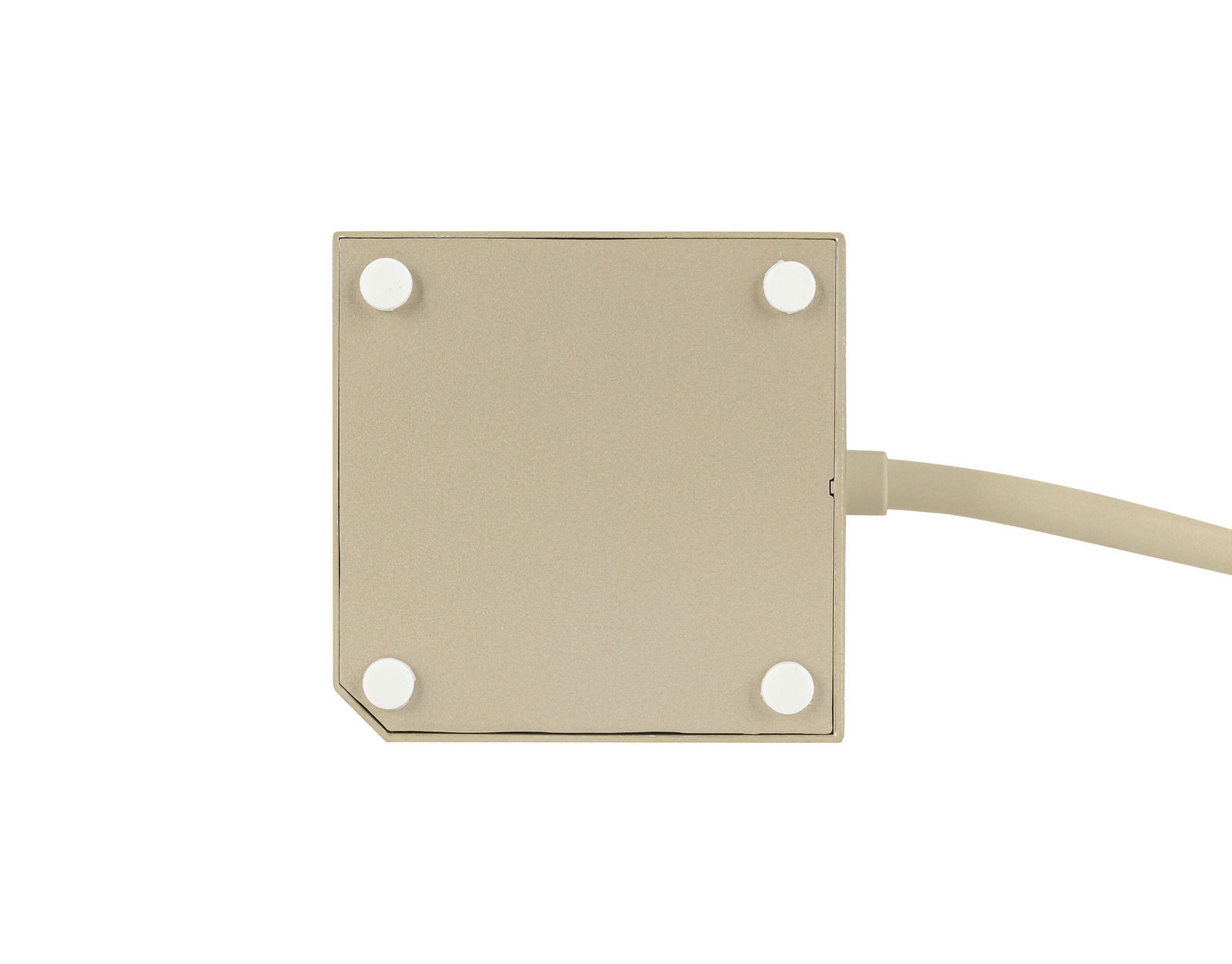 Ansicht von unten eines Steckdosenwürfels mit vier runden Füßen und einem Kabelanschluss.