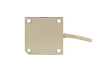 Ansicht von unten eines Steckdosenwürfels mit vier runden Füßen und einem Kabelanschluss.