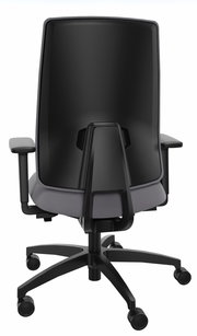 Rückansicht eines schwarzen Drehstuhls mit Armlehnen und Rollen