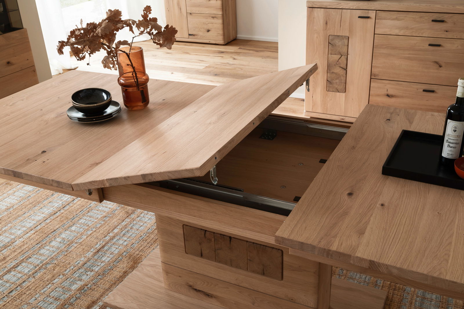 Esstisch aus Holz mit erweiterbarer Tischplatte, seitliche Perspektive