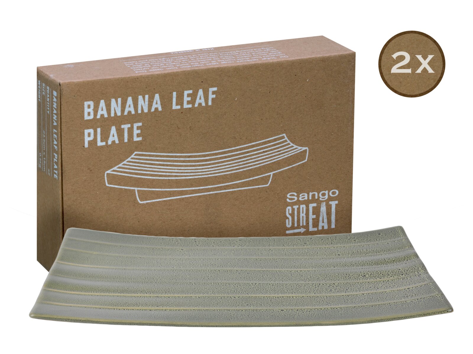 Creatable Banana Leaf Platte 2-tlg STREET FOOD Rechteckiger Teller im Bananenblatt-Design in Grau-Grün mit feiner Linienstruktur vor der Verpackung „Banana Leaf Plate“ von Sango Street Eat, Produktansicht schräg von vorn (2er-Set).