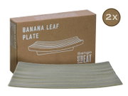Rechteckiger Teller im Bananenblatt-Design in Grau-Grün mit feiner Linienstruktur vor der Verpackung „Banana Leaf Plate“ von Sango Street Eat, Produktansicht schräg von vorn (2er-Set).