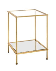 Quadratischer Beistelltisch aus goldfarbenem Metall mit Glasplatte und unterer Glasablage, freigestellt auf weißem Hintergrund, in leichter Schrägansicht von vorn oben.