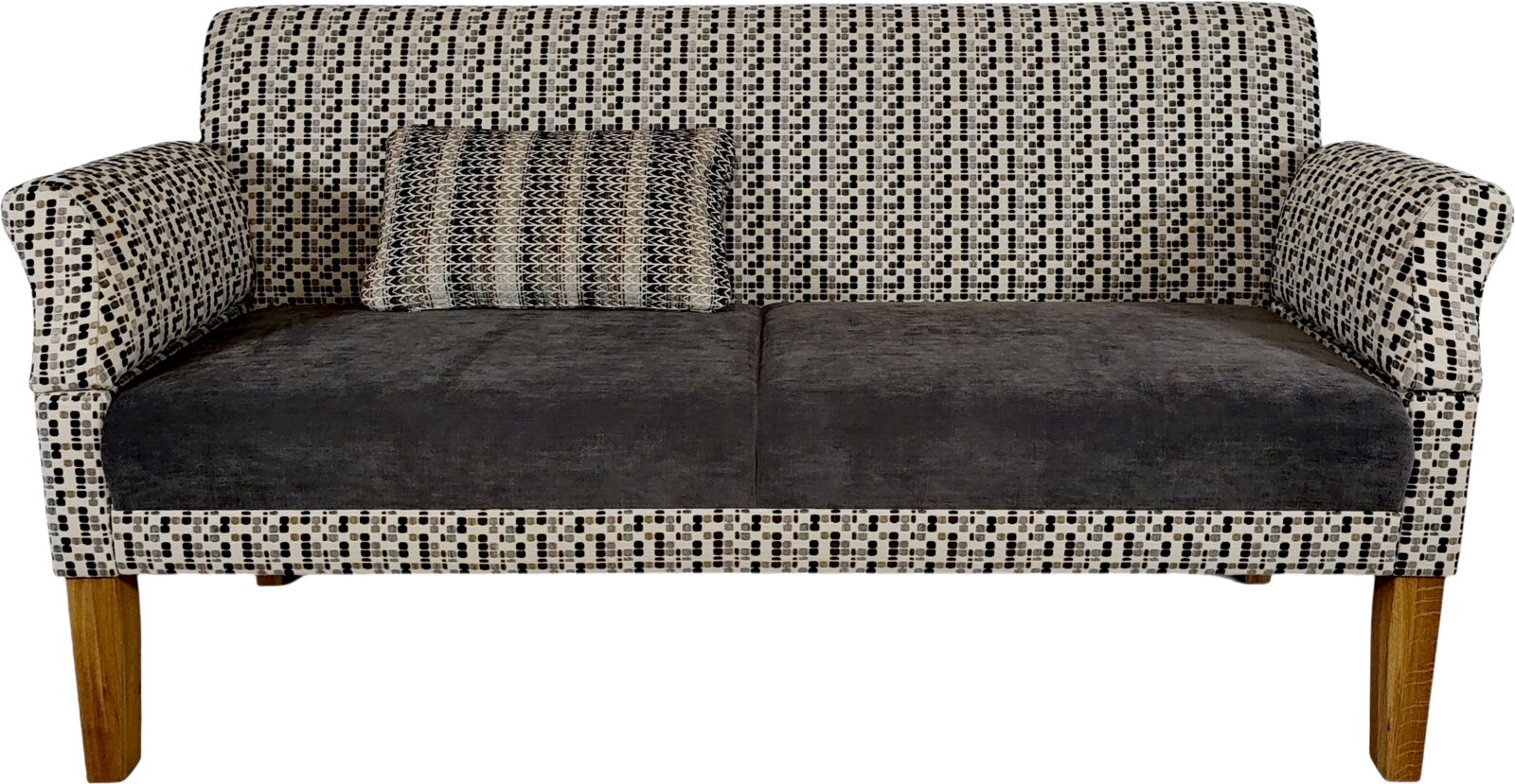 Zweisitzer-Sofa mit gemustertem schwarz-weißem Bezug, dunkelgrauer Sitzfläche, Holzbeinen und kleinem Zierkissen, Frontalansicht