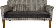 Zweisitzer-Sofa mit gemustertem schwarz-weißem Bezug, dunkelgrauer Sitzfläche, Holzbeinen und kleinem Zierkissen, Frontalansicht