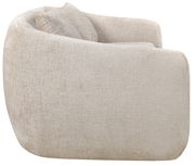 Seitenansicht eines beigen 2-Sitzer Sofas mit weicher Polsterung und abgerundeten Kanten.